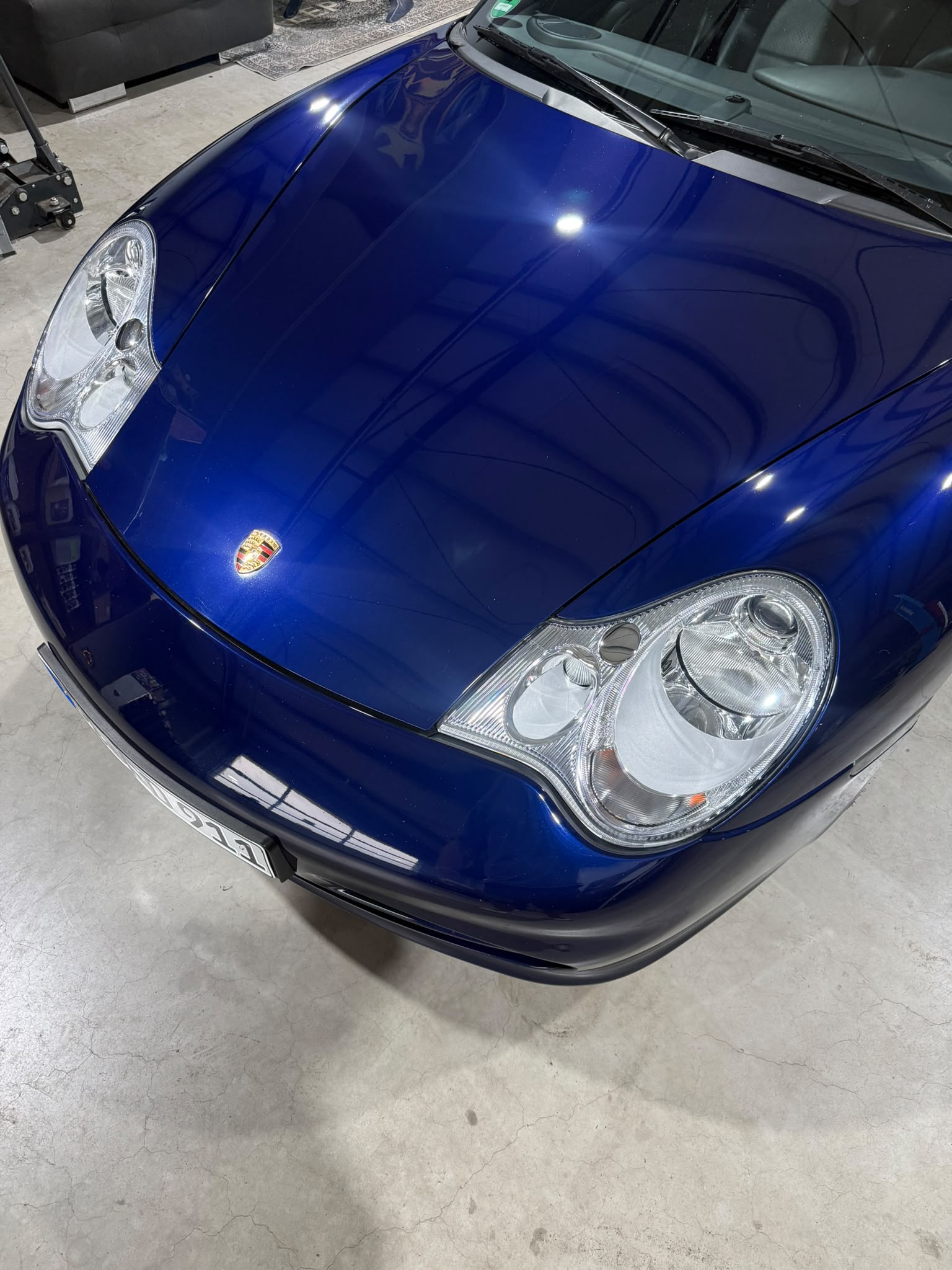 Blauer Porsche mit glänzendem Lack